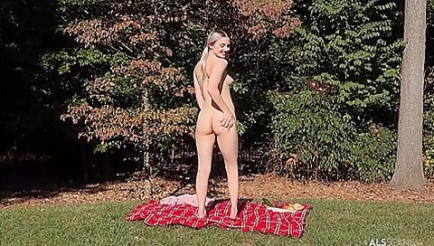 Sexy Blonde Aria Amore Masturbate By Banana